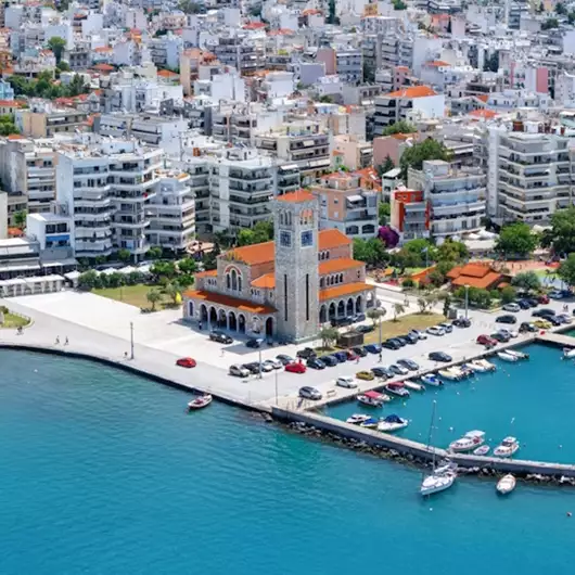 "Ενοίκια στα 400 ευρώ": Αυτή η ελληνική πόλη γίνεται δημοφιλής προορισμός για τους Γάλλους συνταξιούχους