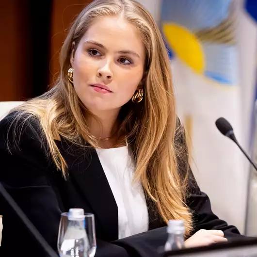 Πριγκίπισσα Catharina-Amalia | Φόρεσε το Max Mara παλτό της μητέρας της που αναβαθμίζει κάθε outfit