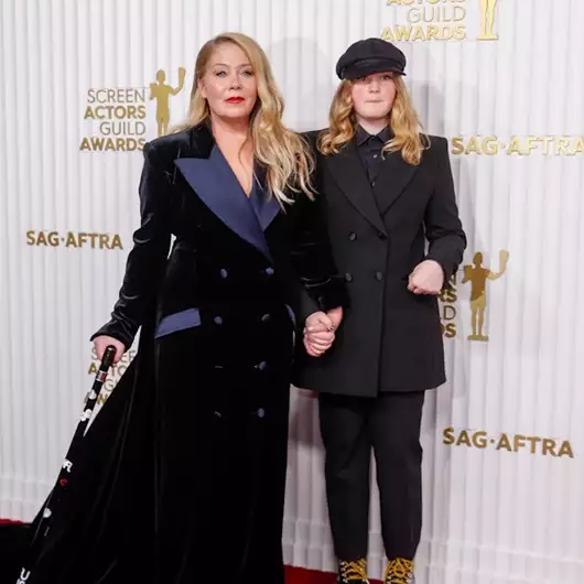 Christina Applegate | Λανσάρει μια νέα πλατφόρμα για άτομα που ζουν με Σκλήρυνση κατά Πλάκας