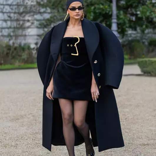 Αυτό το βελούδινο ντραπέ φόρεμα που κολακεύει τη σιλουέτα είναι στην απόχρωση που επικρατεί τα φετινά Χριστούγεννα