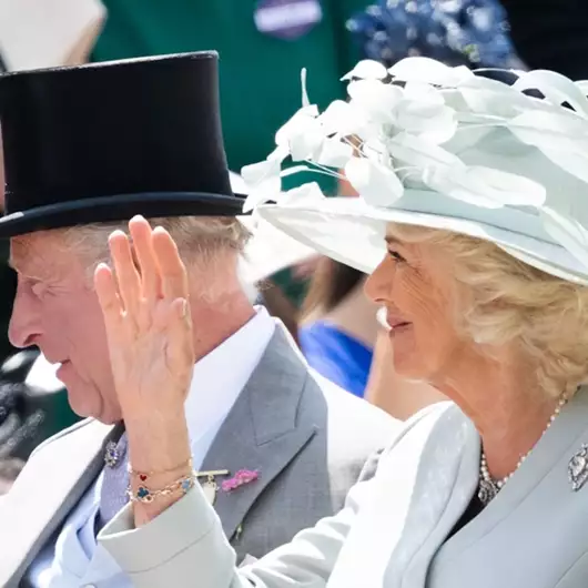 Τι θα συμβεί στη βασίλισσα Καμίλα αν πεθάνει ο βασιλιάς Κάρολος; Αυτά είναι τα προνόμια που θα χάσει