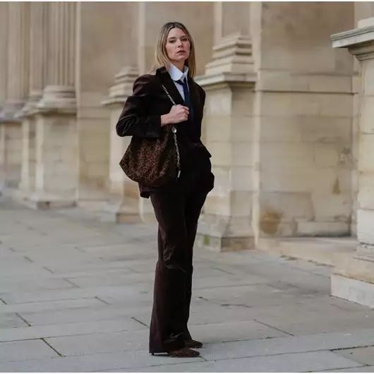 Το καφέ κοστούμι είναι τάση | 5 styling tips για να το φορέσετε με updated τρόπο