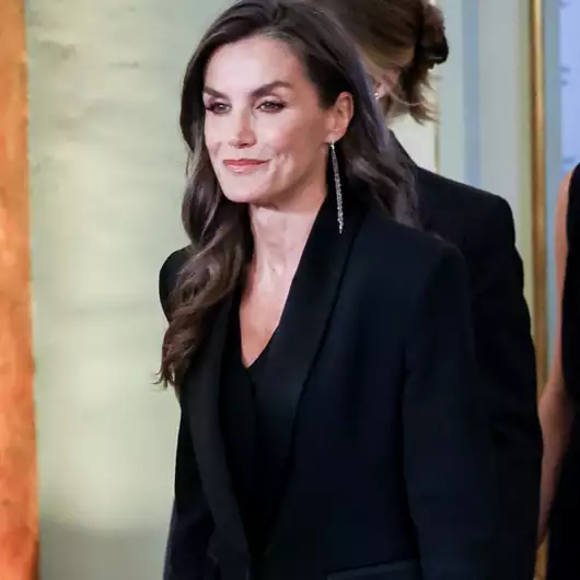 Letizia της Ισπανίας | Το μαύρο της παλτό έχει το διαχρονικό design που ταιριάζει σε κάθε γυναίκα