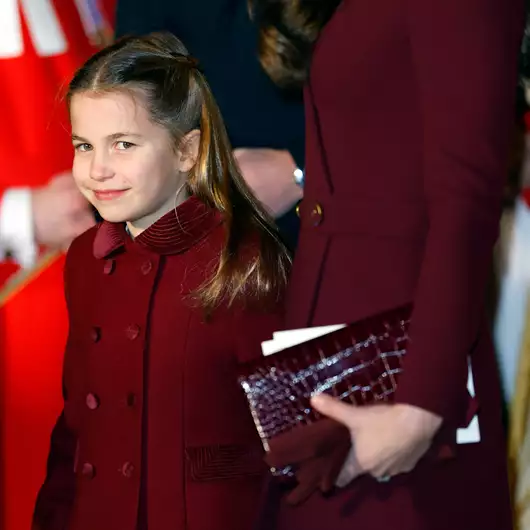 Πριγκίπισσα Charlotte | Με κόκκινο βελούδινο φόρεμα έμπνευση για μικρές fashionistas