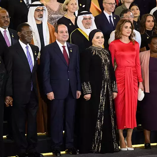 Βασίλισσα Ράνια | Με κόκκινο Dolce & Gabbana στα εγκαίνια του Grand Egyptian Museum