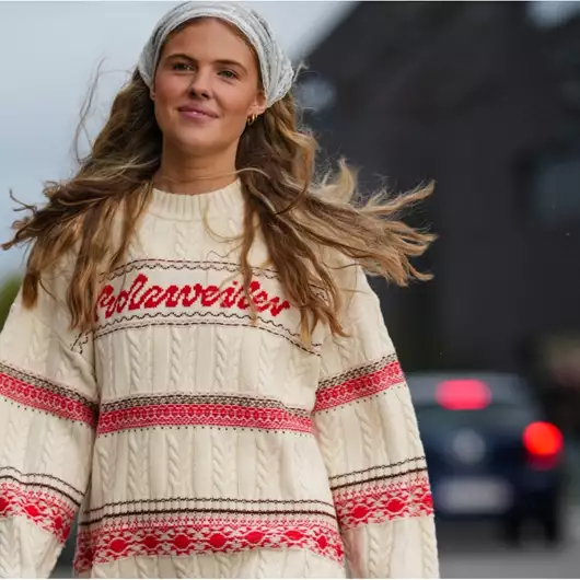 Τα 8 comfort looks για τις γιορτές που μπορείτε να κάνετε μ' ένα Xmas πουλόβερ