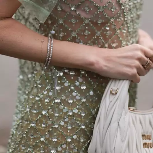 Cashmere Micro-French | Το πιο εντυπωσιακό και chic μανικιούρ για νύχια με μέτριο μήκος