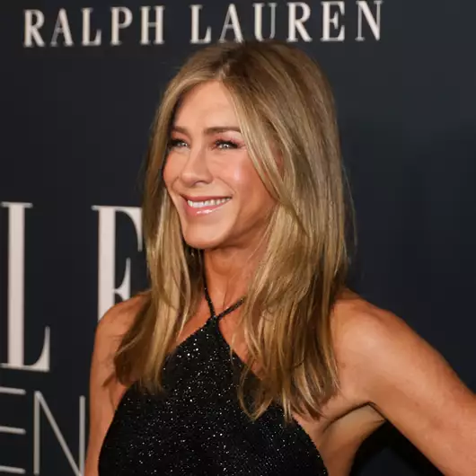 Η Jennifer Aniston χτενίζει τον σύντροφο της & γίνεται viral