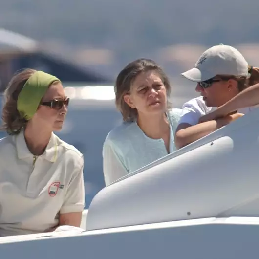 Δύο τιάρες, μαργαριταρένια κολιέ: Τα μυθικά κοσμήματα της Ειρήνης και το αβέβαιο μέλλον τους μετά τον θάνατό της