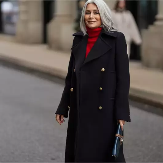 Cozy & Chic | 5 γιορτινά outfits για γυναίκες άνω των 50 που συνδυάζουν άνεση και κομψότητα