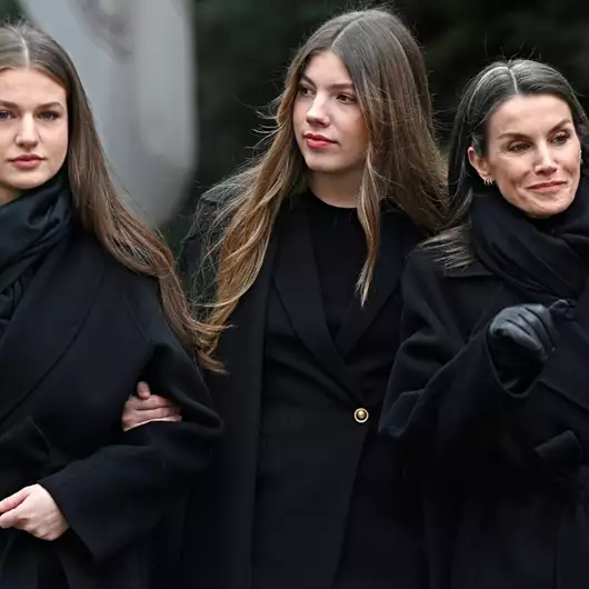Letizia & Leonor της Ισπανίας | Η εμφάνιση στο Τατόι με το ίδιο μαύρο παλτό από affordable brand