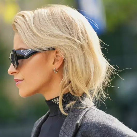 Τέσσερα stylish χτενίσματα που αναδεικνύουν τα καρέ μαλλιά