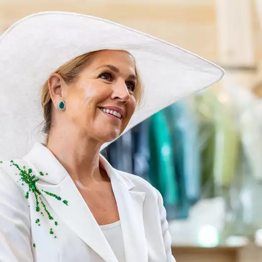 Η Maxima της Ολλανδίας είναι η ιέρεια του high-low styling | Τα σκουλαρίκια Η&Μ που συνδύασε με φόρεμα υψηλής ραπτικής και πολύτιμα κοσμήματα