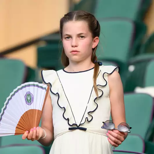 Πριγκίπισσα Charlotte: Το φόρεμά της στο "Together at Christmas" θύμιζε την iconic εμφάνιση της πριγκίπισσας Diana