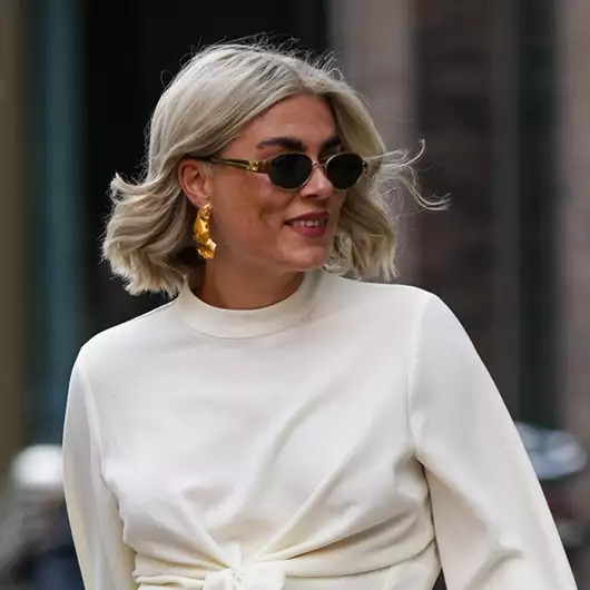 Πώς να ανανεώσετε τα γκρίζα μαλλιά σας με μπαλαγιάζ