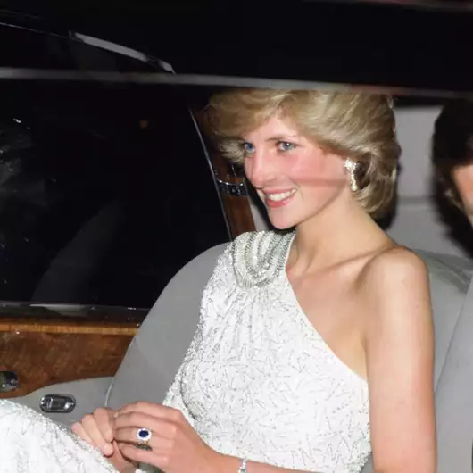 Γιατί το νέο κέρινο ομοίωμα της Lady Di στο Παρίσι προκαλεί ανησυχία στο Παλάτι του Μπάκιγχαμ;