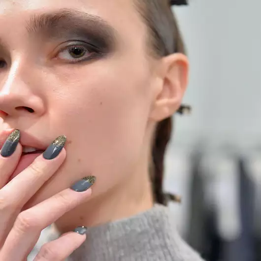 10 βερνίκια νυχιών που θα ορίσουν τα χριστουγεννιάτικα μανικιούρ σας