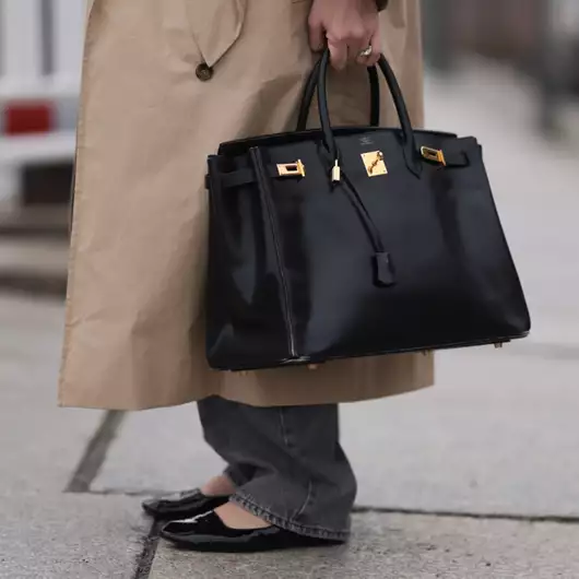 Αυτές οι μπαλαρίνες είναι τα παπούτσια που θα φορέσετε περισσότερο στο γραφείο το 2026