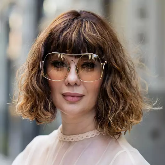 Τέσσερα εύκολα χτενίσματα για σγουρά μαλλιά που δείχνουν κομψά χωρίς προσπάθεια