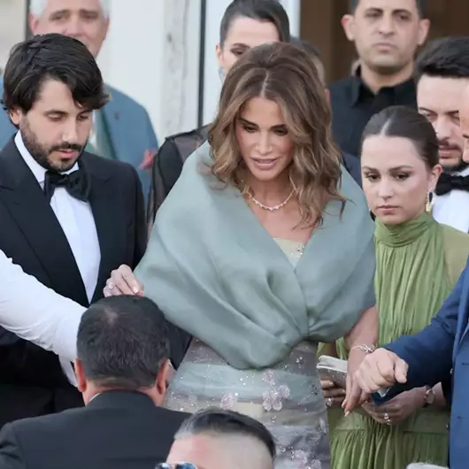 Ράνια της Ιορδανίας | Κομψή εμφάνιση με παραδοσιακή κελεμπία σε γεύμα στην Ουμ Αλ-Τζιμάλ