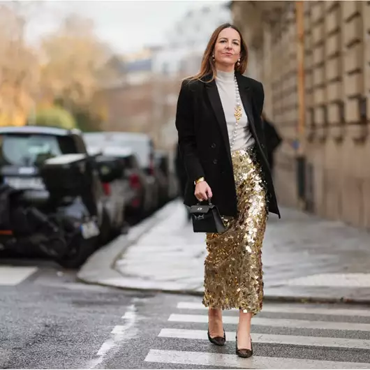 Η εποχή της παγιέτας | 5 looks που είναι λαμπερά χωρίς να υπερβάλουν