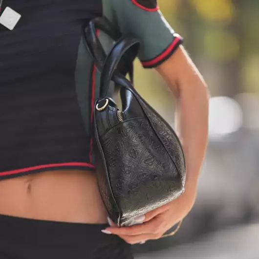 Καστορέλαιο στον αφαλό; Το Ayurvedic beauty tip που κρύβει βαθιά σοφία