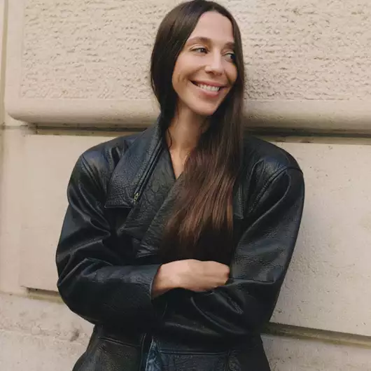 Η Chemena Kamali θέλει τα ρούχα που σχεδιάζει να λειτουργούν στην πραγματικότητα