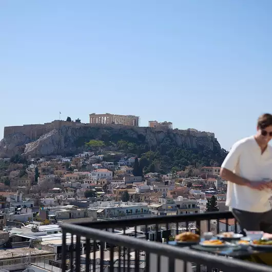 Όλη η Αθήνα στα πόδια σας: ζήστε μια μέρα στο Astor Hotel