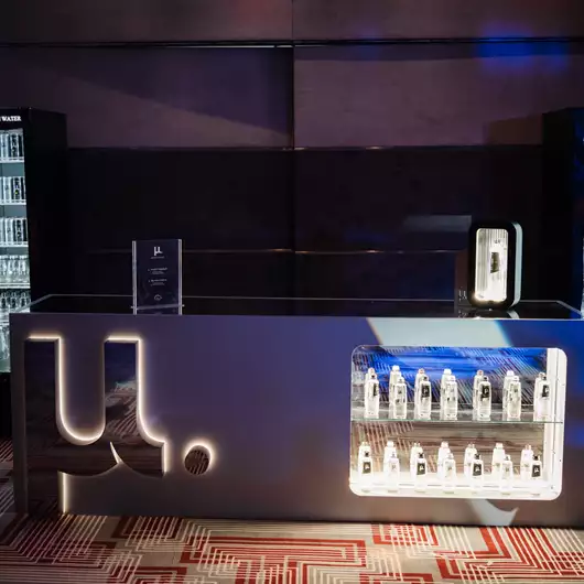 Black & White Party |  Το μ. Artisan Water έκανε την πιο δροσερή εμφάνιση της βραδιάς