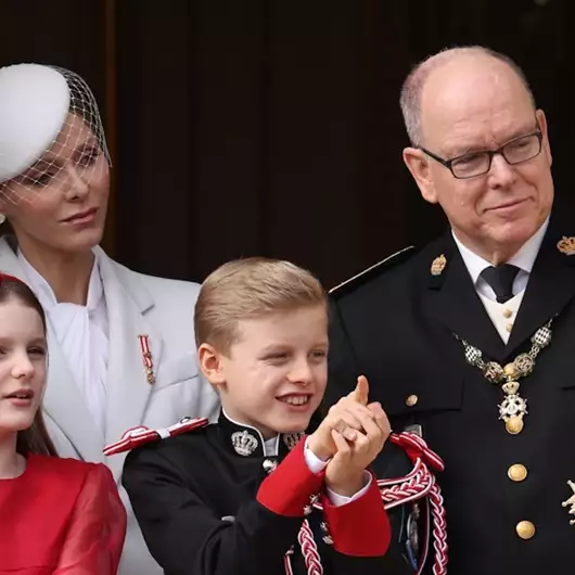 Αλβέρτος & Charlene του Μονακό | Η χαριτωμένη λεπτομέρεια που λίγοι πρόσεξαν στη χριστουγεννιάτικη κάρτα τους