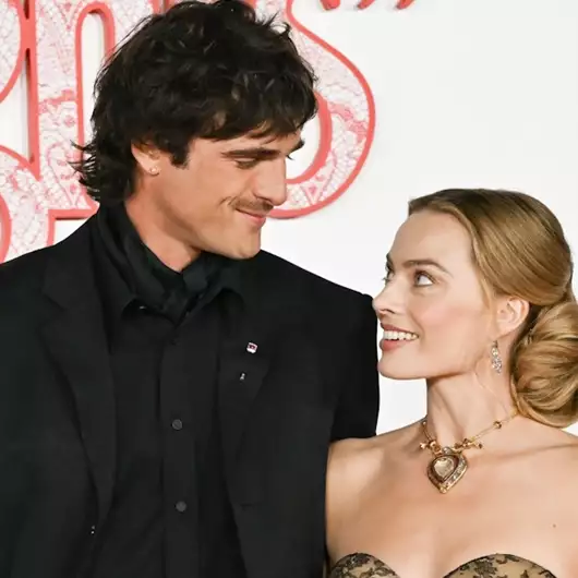 Jacob Elordi | Το απίστευτο τρικ που ακολουθεί για να κρύβει το ασυνήθιστο ύφος του στο κόκκινο χαλί