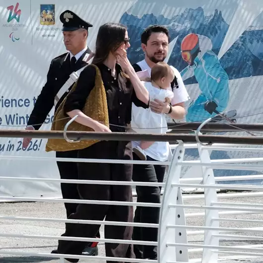 Πένθος για τη Rajwa της Ιορδανίας | Η εμφάνιση με λευκή μαντίλα στο πλευρό του πρίγκιπα Hussein