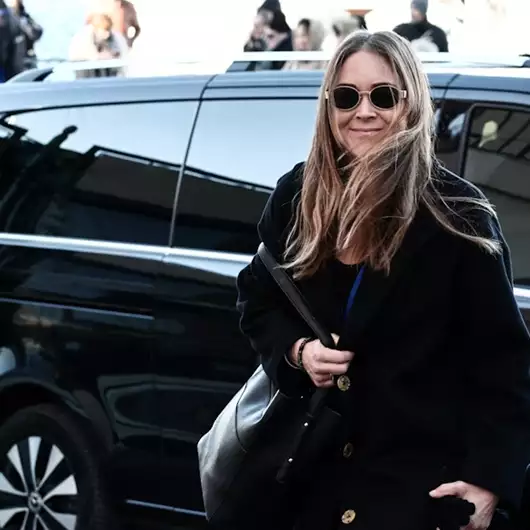 Ποια είναι η Théa Charrier, η εγγονή της Brigitte Bardot που έκανε αίσθηση στην κηδεία της αείμνηστης σταρ;