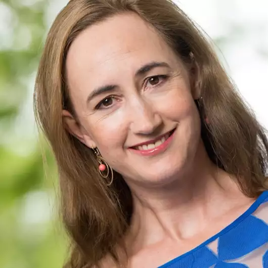 Η αντίδραση της Isla Fisher στην είδηση του θανάτου της Sophie Kinsella: "Η καρδιά μου είναι ραγισμένη"