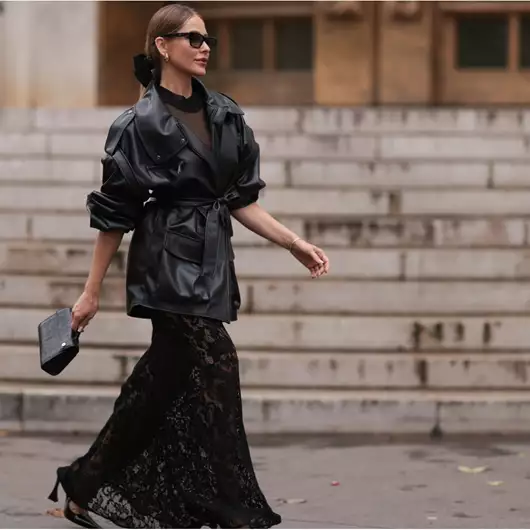 Το μαύρο φόρεμα των ρεβεγιόν είναι δημιουργημένο από τα δύο πολυτελή υφάσματα που αγαπούν οι γυναίκες