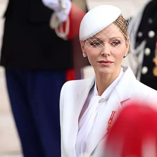 Εθνική γιορτή του Μονακό | Η πριγκίπισσα Charlene ξεχώρισε με Grace Kelly look και λευκό παντελόνι