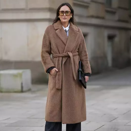 Αυτό το wrap coat είναι στην απόχρωση που κάθε elegant γυναίκα επιλέγει ως επένδυση στη συλλογή της