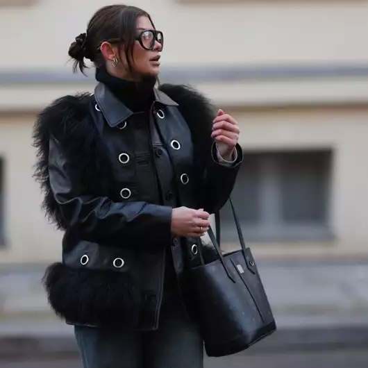 Αυτό το δερμάτινο jacket είναι η πολυτελής επένδυση που θα κάνετε τον φετινό χειμώνα
