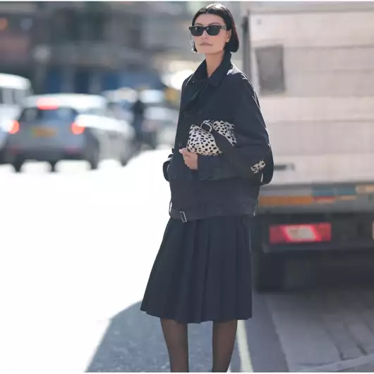 Πώς θα δείχνετε chic φορώντας μια μαύρη φούστα