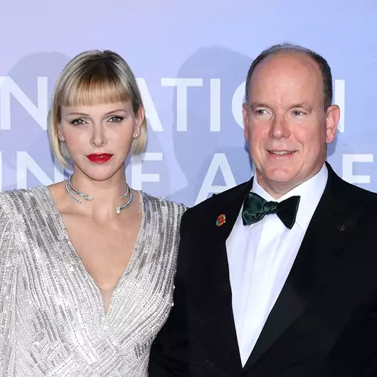 Η επιτομή της κομψότητας | Η εμφάνιση της πριγκίπισσας Charlene με λευκό φόρεμα και χρυσές λεπτομέρειες στον Χριστουγεννιάτικο Χορό του Μονακό