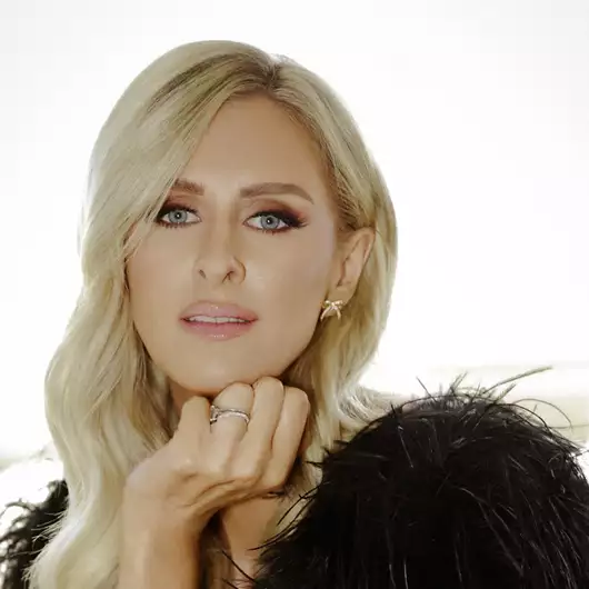 Βίντεο | Η Nicky Hilton Rothschild μάς ανοίγει την οικογενειακή έπαυλη στο Bel Air και μιλά για τη ζωή της