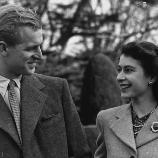 Βασίλισσα Ελισάβετ ή Kate Middleton | Ποια royal είχε το πιο ακριβό δαχτυλίδι αρραβώνων;