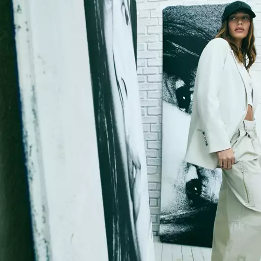 Η νέα καμπάνια της DKNY με τη Hailey Bieber