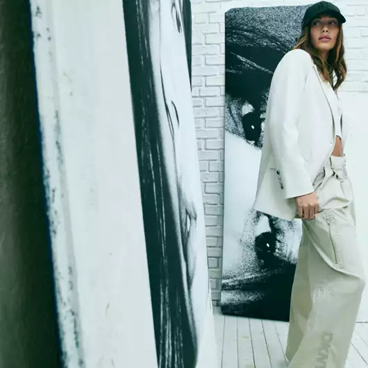 Η νέα καμπάνια της DKNY με τη Hailey Bieber