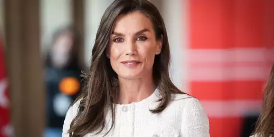 Letizia της Ισπανίας | Με πουκάμισο στην soft απόχρωση-τάση που κολακεύει μελαχρινές και ξανθές γυναίκες