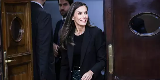 Letizia της Ισπανίας | Η εμφάνιση με ντραπέ φόρεμα που κολακεύει τη μέση