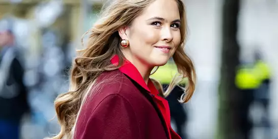 Το maroon κοστούμι της πριγκίπισσας Catharina-Amalia που θα βρείτε σε έκπτωση στη Mango