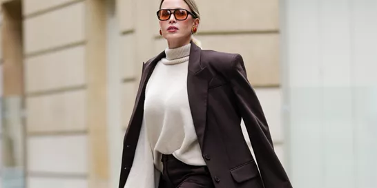 Πουλόβερ σε γήινα χρώματα | Η διαχρονική τάση που θα φορέσουμε φέτος τον χειμώνα