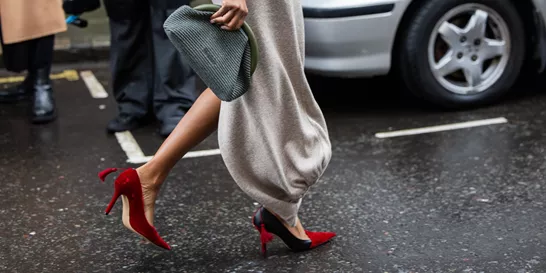 Μπορντό Βελούδο | Οι elegant γόβες που θα ορίσουν την εμφάνισή σου στα ρεβεγιόν των γιορτών