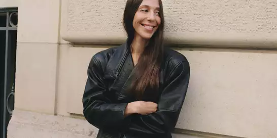 Η Chemena Kamali θέλει τα ρούχα που σχεδιάζει να λειτουργούν στην πραγματικότητα